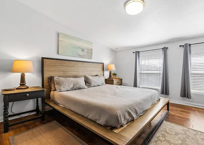 Spacious Near Worth Attractions *