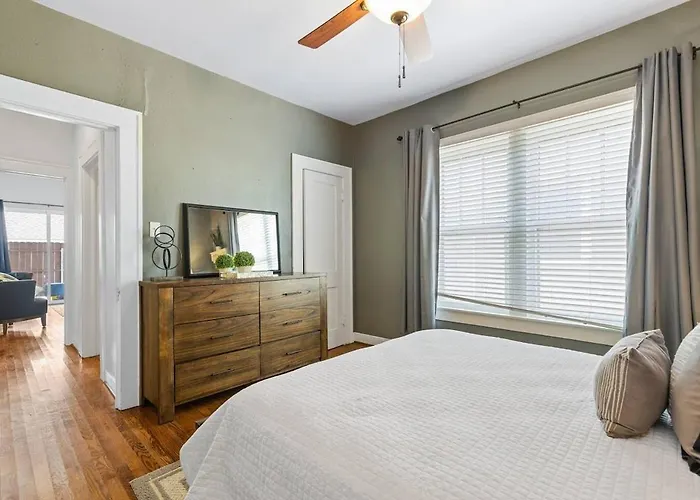 Spacious Near Worth Attractions *